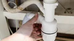 Unohda viemärinhaju – näin saat sifonin puhtaaksi kotikonstein