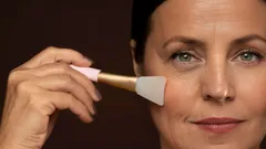 Kasvosi nuoremmaksi ilman äärimmäisyyksiä: kolme askelta, jotka nuorentavat ilmettäsi 5 minuutissa