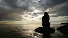 Miksi tunnet olosi rauhallisemmaksi ollessasi yksin? Psykologit paljastavat yllättävät syyt