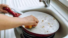 Miksi paistinpannua ei kannata pestä heti aamupalan valmistamisen jälkeen: sääntö, joka pidentää astioiden käyttöikää