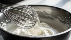 Kuinka helposti kermavaahto valmistetaan ilman sekoitinta: lasipurkilla tehtävä temppu, joka toimii aina