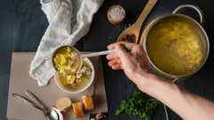 Miksi keittoa tulee aina keittää ilman kantta: pääkokki paljastaa todellisen syyn