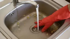 Vain yksi tabletti ja kiehuvaa vettä – tukos häviää itsestään: kotitalouksien yksinkertainen keino