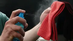 Yksi suihkaus – ja televisio päätyy roskikseen: näin siivous johtaa uuden television ostoon