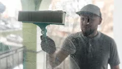 Tehokkain tapa pestä ikkunat ilman raitoja: tarvitset vain yhden ainesosan