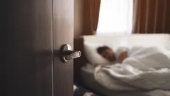 Avoin makuuhuoneen ovi yöllä – mitä se kertoo persoonallisuudestasi? Näin psykologit selittävät