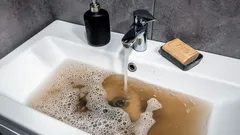 Tabletti tukoksen poistoon: kuinka halpa ratkaisu korvasi putkimiehet ja avasi putket