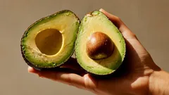 Heitätkö jatkuvasti avokadon kivet pois? Tässä on, mitä niillä voi tehdä kahdessa minuutissa