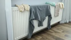 Miksi märkää pyykkiä ei koskaan kannata laittaa patterille – tällaisia seurauksia siitä voi olla