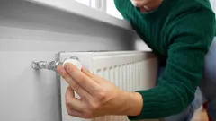 Kannattaako patterit sammuttaa yöksi? Asiantuntijat selittävät, säästääkö laskuissa