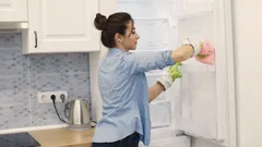 Kuinka usein jääkaappi tulisi puhdistaa: asiantuntijan parhaat vinkit hajujen ja homeen välttämiseen