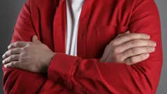 Ristissä olevat kädet keskustelun aikana voivat kertoa enemmän kuin sanat – psykologien selitys