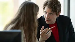 Katseenvälttely puheen aikana? Psykologit paljastavat, mitä se kertoo persoonallisuudestasi