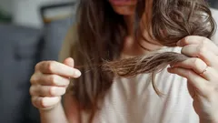 Hiukset rasvoittuvat päivässä ja latvat haaroittuvat: Asiantuntijat kertovat, kuinka usein hiukset tulisi pestä