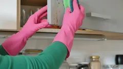 Mummon vinkki: Näin poistat helposti pinttyneen rasvan keittiöstä ja muualtakin edullisella keinolla