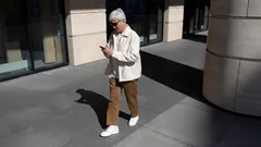 Katsotko jatkuvasti puhelintasi kävellessäsi? Psykologit kertovat tavan negatiivisista vaikutuksista