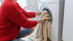 Kuinka pestä villapeitto oikein: virheet, joilla pilaat sen ikuisesti