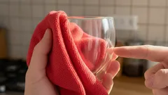 Kuinka palauttaa lasiastioiden täydellinen kiilto? Yksinkertaiset keinot ilman kalliita kemikaaleja