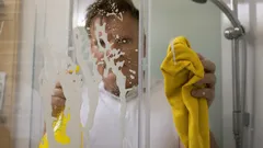 Suihkukaappi hohtaa puhtautta: hotellisiivoojien parhaat ja yllättävimmät puhdistusvinkit