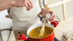 Kuinka tehdä mistä tahansa keitosta maukas ja täyteläinen 30 sekunnissa: kokin vinkki laiskoille