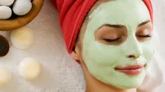 Kotitekoiset kasvonaamiot: reseptit terveelle ja kauniille iholle keittiöstäsi