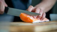 Miksi veitsi kastetaan kiehuvaan veteen ennen kalan leikkaamista: japanilainen menetelmä täydelliseen fileeseen