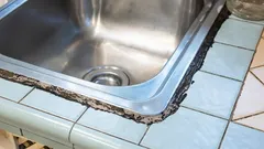 Homeen poisto silikonisaumoista pesualtaan ympäriltä – yksinkertainen keino ilman ammattilaista