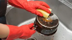 Pannun ja kattilan musta kerrostuma katoaa itsestään: yksinkertainen niksi ongelman ratkaisemiseksi helposti