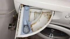 Epämiellyttävä haju pesuainelokerossa pesukoneessa? Näin poistat lian ja homeen nopeasti