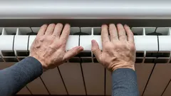 Radiaattori pulputtaa eikä lämmitä: yksinkertainen temppu palauttaa lämmön ilman korjaajan kutsumista