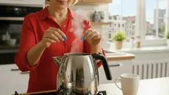 Tämä yksinkertainen ainesosa suojaa vedenkeitintäsi kalkilta – käytä sitä ennen veden kiehauttamista